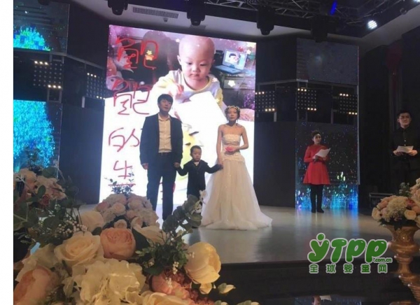 哈尔滨4岁男孩的“婚礼” 新娘是他的妈妈