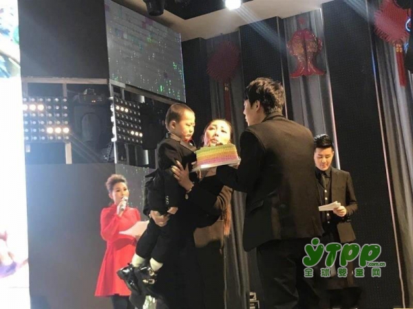 哈尔滨4岁男孩的“婚礼” 新娘是他的妈妈