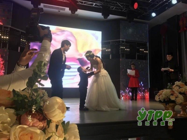 哈尔滨4岁男孩的“婚礼” 新娘是他的妈妈