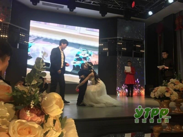 哈尔滨4岁男孩的“婚礼” 新娘是他的妈妈