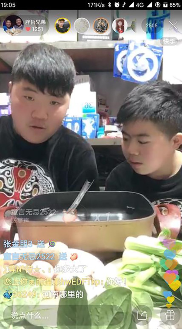 00后兄弟直播吃饭月入上万 父亲：鼓励他们留些回忆