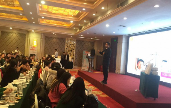爸爸的选择极素极薄2.0新品推广会   与经销商们共聚一堂