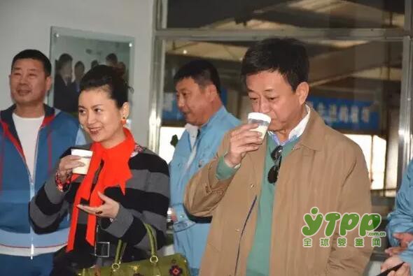 著名主持人朱军携妻子参观飞鹤乳业  见证飞鹤奶粉“更适合中国宝宝体质”优势所在