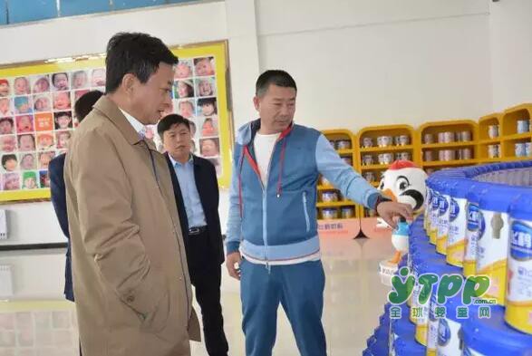 著名主持人朱军携妻子参观飞鹤乳业  见证飞鹤奶粉“更适合中国宝宝体质”优势所在