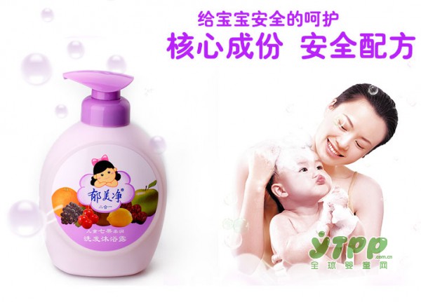 郁美净提示 夏天多给宝宝洗澡好处多多哦