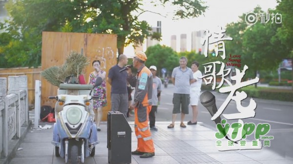 51岁环卫工人路边直播为孙子赚奶粉钱  雅士利奶粉加倍保护加倍爱