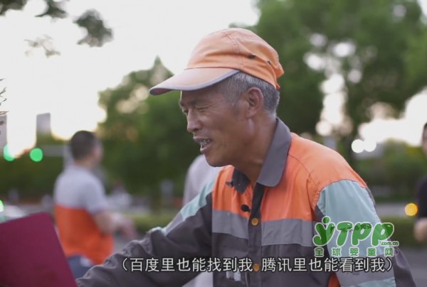 51岁环卫工人路边直播为孙子赚奶粉钱  雅士利奶粉加倍保护加倍爱