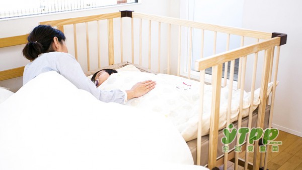 宝妈们还在纠结让宝宝跟自己睡还是单独睡？ 让它来告诉你