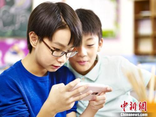 “小眼镜”数量增加 有儿童3岁就出现近视 近视高发病率引政府关注