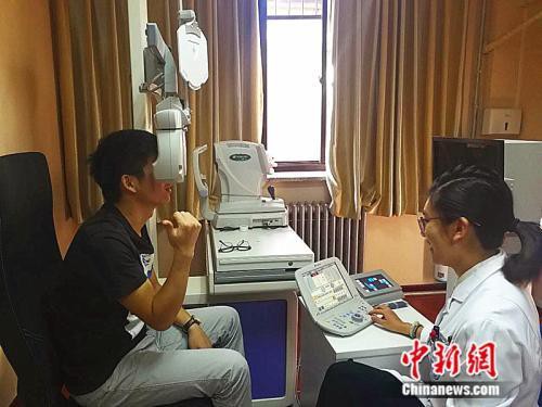“小眼镜”数量增加 有儿童3岁就出现近视 近视高发病率引政府关注