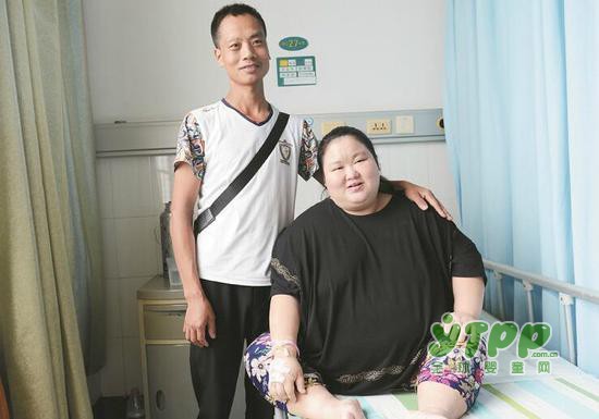 停吃减肥药后体重飙升   医生站在板凳上做手术