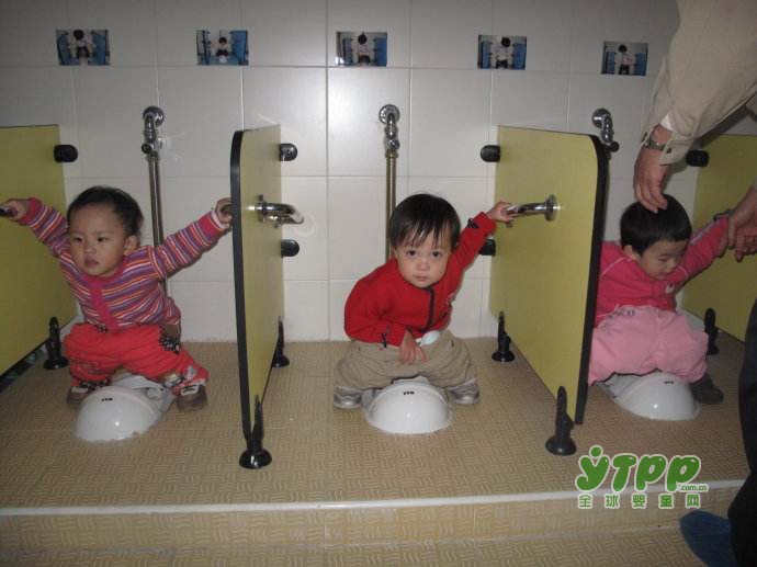 让宝宝养成排便习惯很重要   幼儿园有时候也很无奈