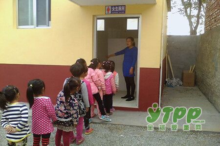 让宝宝养成排便习惯很重要   幼儿园有时候也很无奈