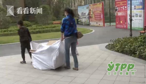 9岁男孩捡废品“还债” 自己的锅自己背，为这样的教育点赞
