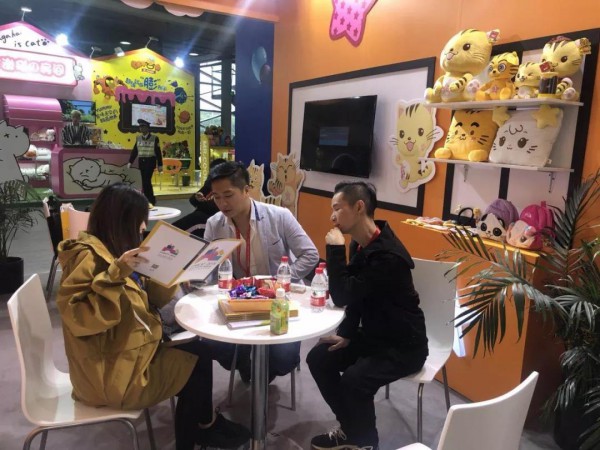 星猫梦想巴士停靠在E2B37展位  展位人潮涌动看点多多