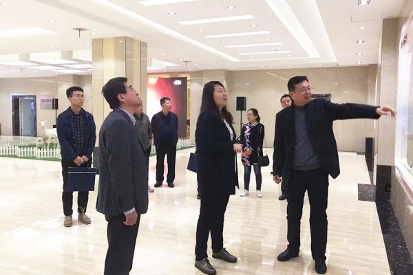 陕西省工信厅装备处副处长李艳丽一行莅临和氏乳业集团参观调研