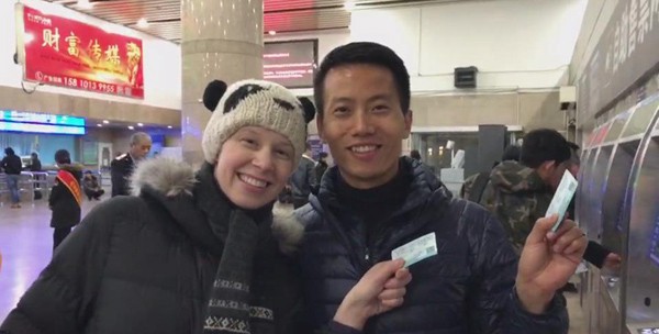 洋媳妇挺孕肚陪中国老公挤“春运” 孕妇乘车要注意什么