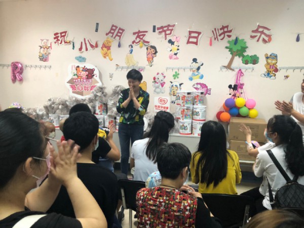 乐友携手爱佑慈善基金会探望白血病宝宝 送上六一节的祝福