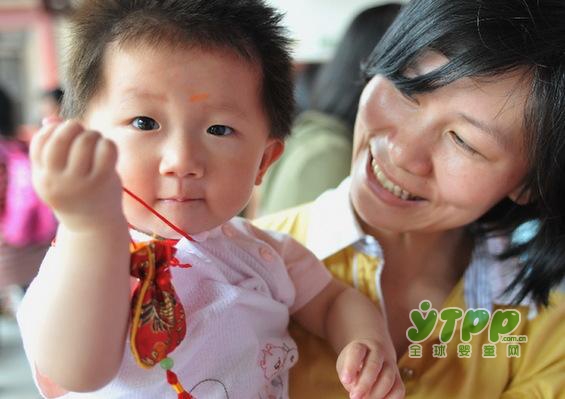 西班牙诡异的跳婴节：可以带走宝宝身上的“晦气”