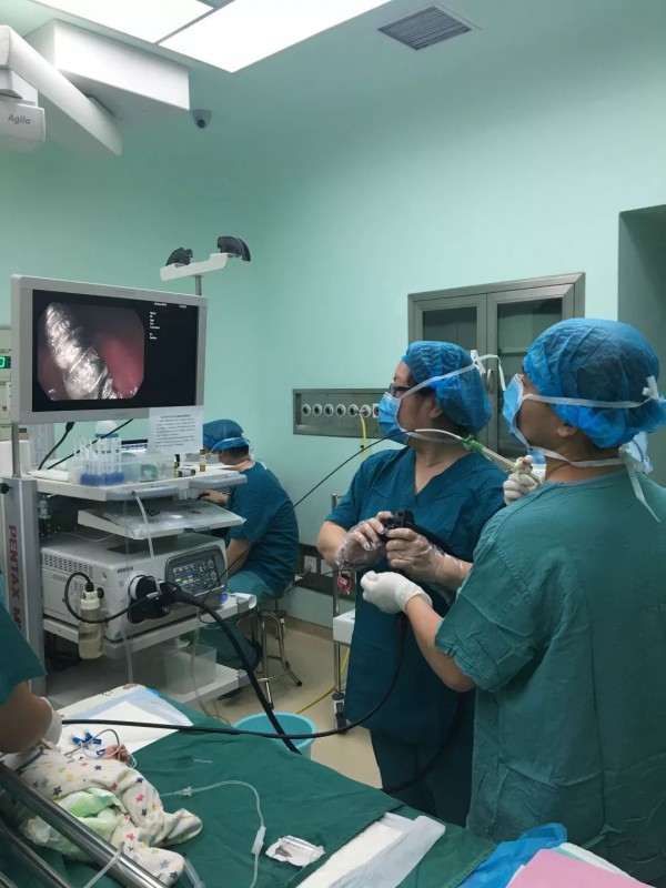 三岁大宝给小宝喂了3颗钉子 在家照顾孩子时应该注意什么