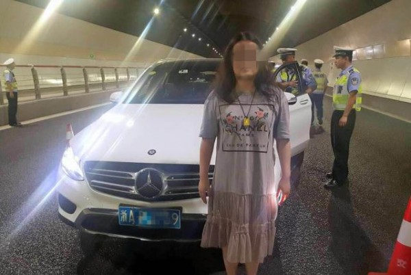 哺乳期妈妈灌6瓶酒后开车 幸好被交警拦下 不然.......