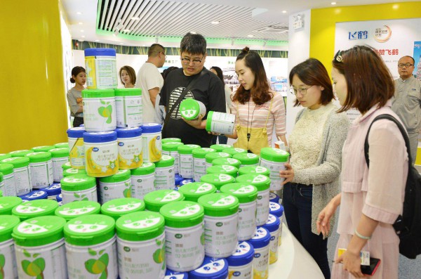 飞鹤砥砺四十年 专业生产品质好奶