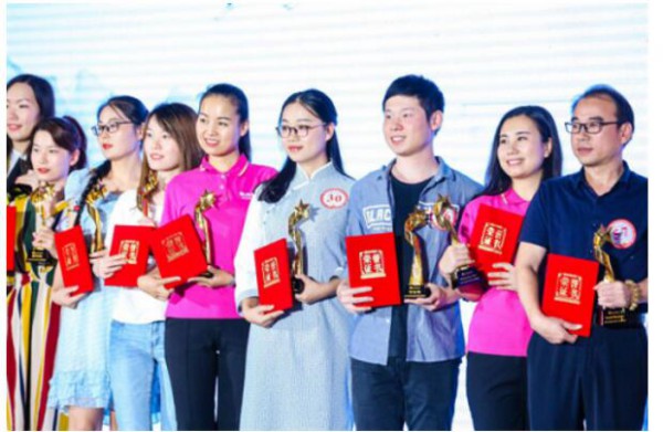东方爱婴荣获“2018年新浪全国五星金牌教师”奖项