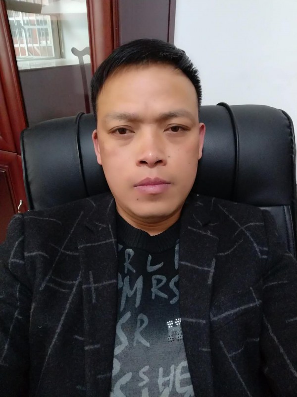 辈奈尔洗护品牌卢总携全体员工恭贺新年  祝大家：新年快乐