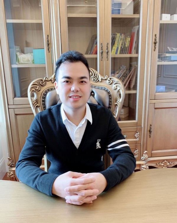 俏婴童创始人周晓平携全体员工祝大家：阖家欢乐、万事如意