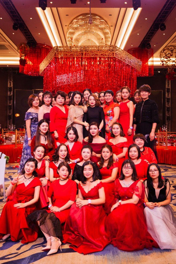 诚赫宝贝创始人郭佳丰携公司全体同仁祝大家新年快乐！