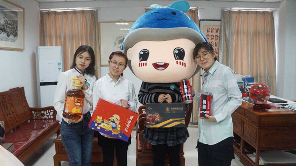 游乐宝儿童游泳池设备厂家给小伙伴们发年货啦！