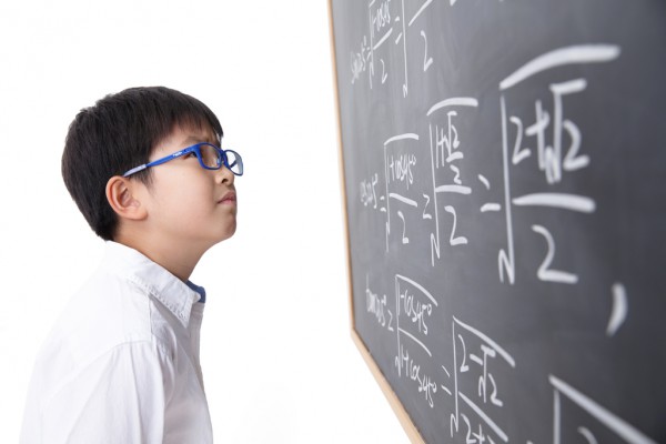 #儿子的书包我竟然拎不动#  帮孩子背背书包吧  别再嘲笑这个行为