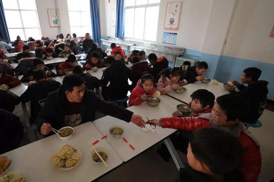 校园餐的安全在于校长陪吃于不陪吃吗？陪吃就一定安全吗？