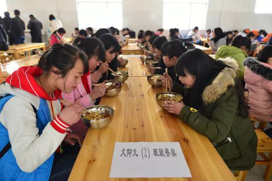 校园餐的安全在于校长陪吃于不陪吃吗？陪吃就一定安全吗？