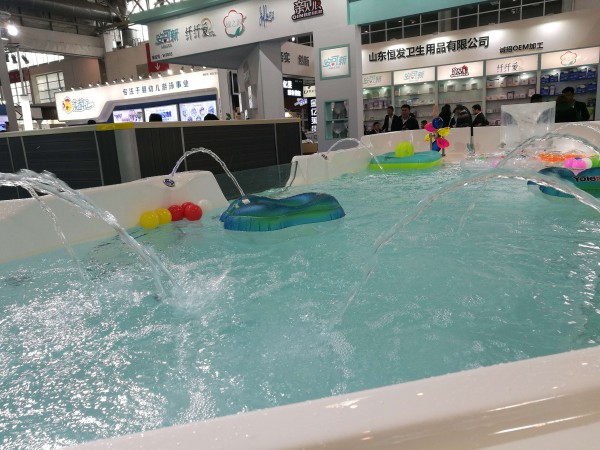 2019第29届京正·北京孕婴童展会第一天 游乐宝婴儿游泳池厂家大放价