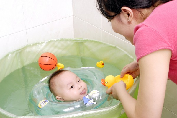 维尼宝贝婴幼儿游泳水育早教期待您的加入  让你的财富一触即发