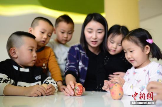 卫健委表示：对于虐童现象“零容忍” 对相关人员实行终身禁入