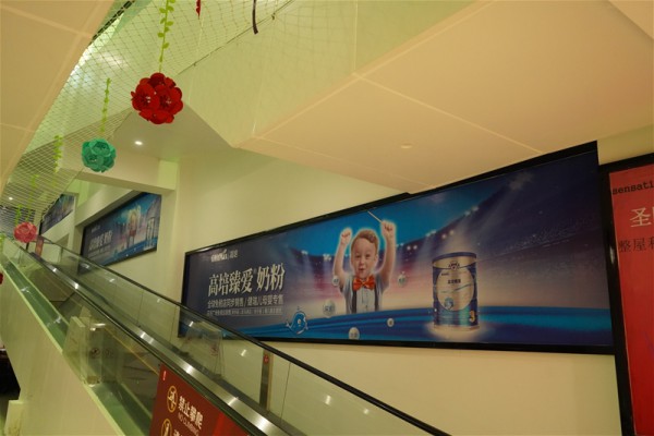 全球免税店畅销奶粉品牌 高培臻爱广告霸屏日月广场