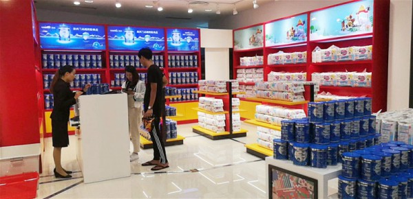 全球免税店畅销奶粉品牌 高培臻爱广告霸屏日月广场