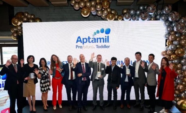 澳洲爱他美白金版焕新升级 当地市民排队热捧 已经登录中国各大电商平台！