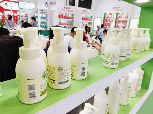 青草妍华丽登陆2019CBME孕婴童展   热闹非凡