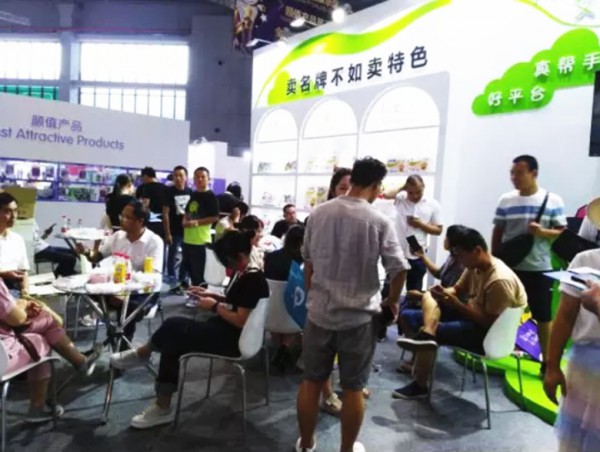 艾叶草清新绽放19届CBME孕婴童展 尿裤黑模式点燃会展中心