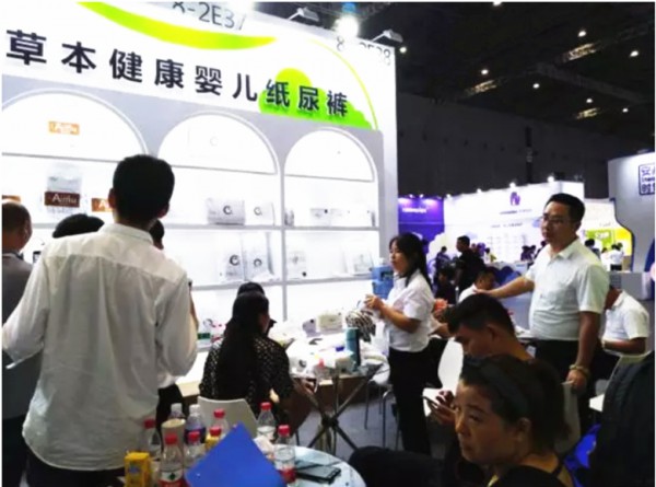 艾叶草清新绽放19届CBME孕婴童展 尿裤黑模式点燃会展中心