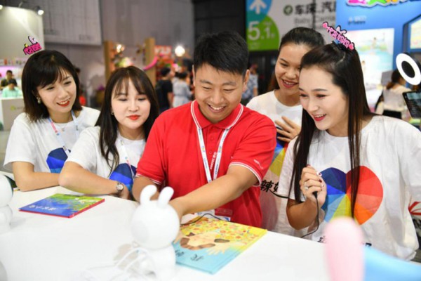辣妈帮“辣妈观察团”闪耀CBME，领跑营销新势力