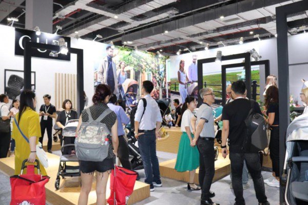 深圳孕婴童展会宣传推广在上海孕婴童展正火热进行中