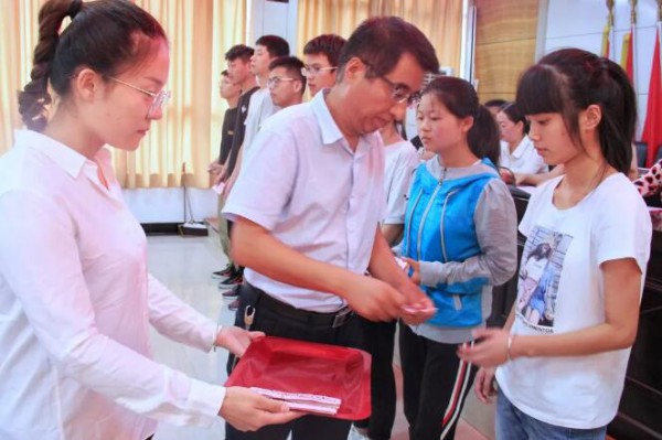 美力源乳业捐资助学，以爱心成就学子梦想！