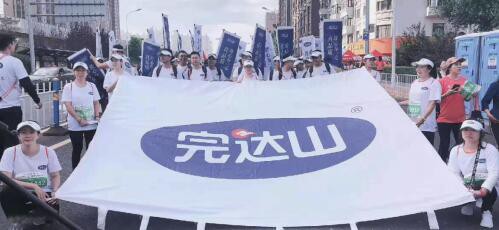 “达卡”哈马 完达山助力马拉松选手活力开跑