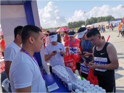 “达卡”哈马 完达山助力马拉松选手活力开跑