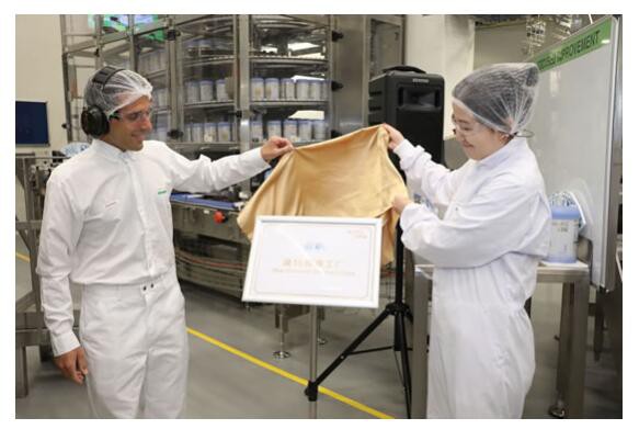 见证草饲奶粉蓝钻启赋瑰宝品质   重新定义亲和人体