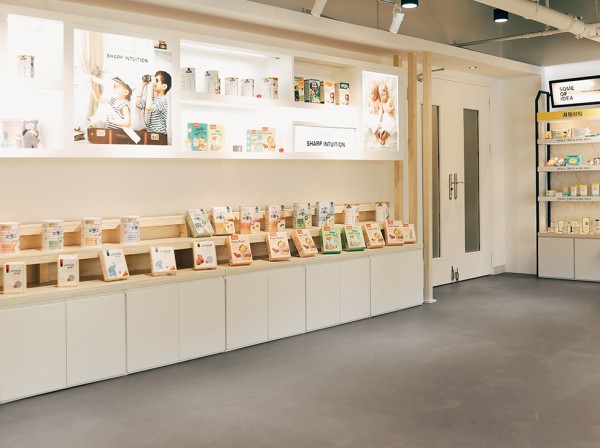 童装店需要展柜吗？  哪些店铺需要展柜  展正展柜满足不同产品陈列需求